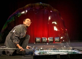 Pompas gigantes inundan el teatro Lara