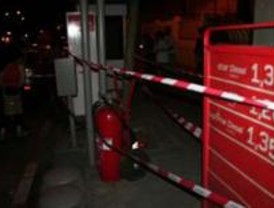 Activistas precintan varias gasolineras en protesta por el Congreso del Petróleo
