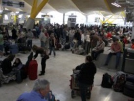 Más de 200 vuelos cancelados en Barajas