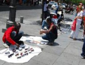 Tres detenidos por la venta de Cd's y Dvd's falsificados en el distrito Centro