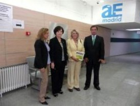 La concejala de Latina visita la Agencia para el Empleo Los Cármenes