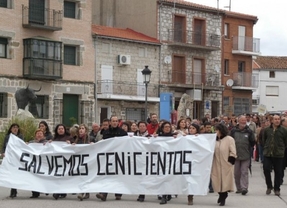 Los vecinos de Cenicientos toman la calle en contra de la privatización del cementerio y el tanatorio