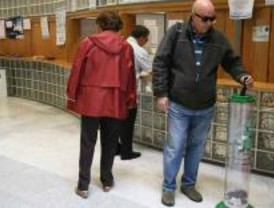 Los 'tragamóviles' ayudan a los getafenses a reciclar sus teléfonos en desuso
