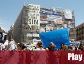 Los indignados deciden seguir acampados en Sol una semana más 'como mínimo'