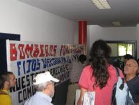 Salen de su encierro en Villalba los trabajadores que apagan incendios forestales