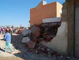 Los desahuciados de Cañada Real intentan reconstruir su casa