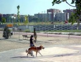 El PSOE dice que Madrid paga por limpiar calles no construidas