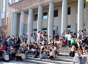 Educación sugiere cambiar becas por préstamos para los universitarios