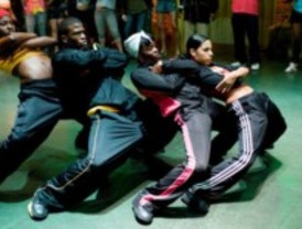 Los jóvenes de Parla bailan en la calle