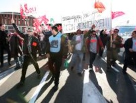 Los vigilantes de seguridad cortan el tráfico en Atocha contra el intrusismo