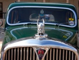 Un vecino de Valdemorillo organiza una muestra de coches antiguos