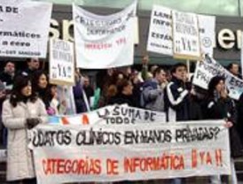 Los informáticos de Sanidad se concentran 'a modo de protesta' en la puerta del Hospital 12 de Octubre