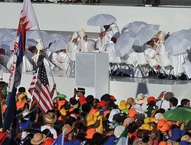 Los peregrinos preparan la llegada del papa