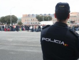 La Policía reduce a un hombre armado en un incendio