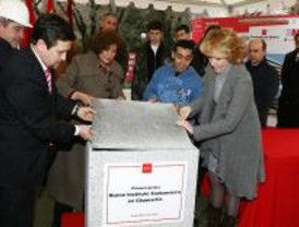 Aguirre pone la primera piedra del nuevo Instituto Santamarca en Chamartín
