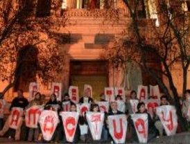 Centenares de personas se abrazan en Madrid contra el cambio climático