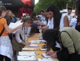 El Refugio acusa a Aguirre de 'deshacerse' de las 51.609 firmas recogidas por los antitaurinos