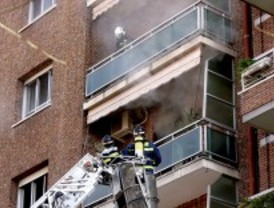Los bomberos rescatan a cuatro personas de un edificio en llamas en Retiro