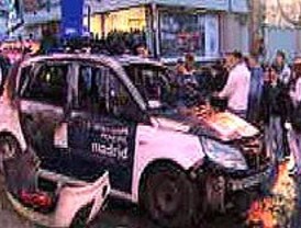 Aficionados del Rayo Vallecano incendian un coche de policía