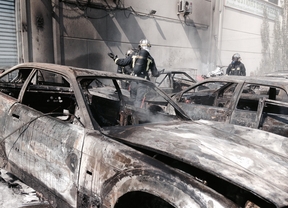 Siete vehículos calcinados en un incendio de pastos en Villanueva de la Cañana