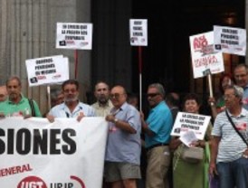Pensionistas y jubilados se concentran en Sol para protestar por la congelación de las pensiones