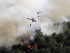 180 personas refrescan los últimos focos calientes del incendio