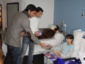 Los jugadores del Getafe llevan regalos a los niños ingresados en el Hospital de Getafe