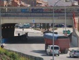 Un hombre, en estado muy grave tras caer por el Puente de Vallecas