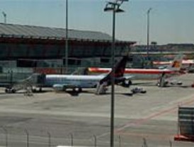 Un avión regresa su terminal tras amenazar tres pasajeros a otro viajero