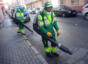 Dos trabajadores de limpieza urbana