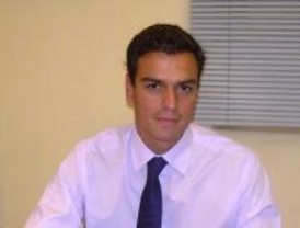 Pedro Sánchez abandona el Ayuntamiento de Madrid con su 'corazonada'