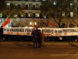 Unas 300 personas vuelven a concentrarse contra la política educativa de Aguirre