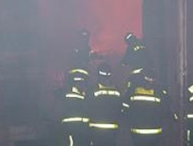 Aparatoso incendio en un almacén de papel en Barajas