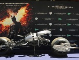 La moto de Batman se exhibe en la Plaza Felipe II