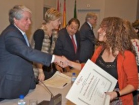Los 327 alumnos de posgrados y másters de la Cámara reciben sus diplomas