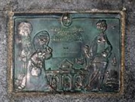 Placas conmemorativas para la Librería Nicolás Moya y la Farmacia de la Victoria