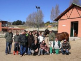Un curso financiado por la Comunidad enseña a cuidar caballos