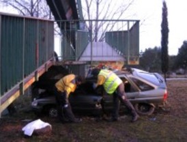 Herido grave tras empotrarse con una pasarela de la A-3