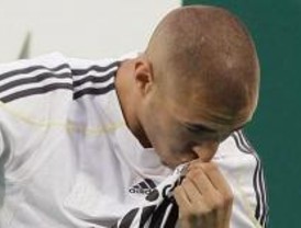 Benzema se presenta sin número y ante 20.000 aficionados