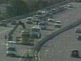 Herido leve el conductor de un camión que volcó en la A-6