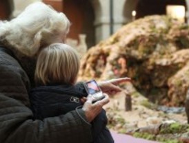 Aguirre sugiere que el Belén de la Comunidad de este año tenga más cumbres nevadas y más luz