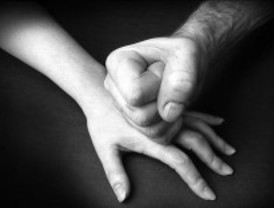 Detenido un hombre por golpear y acuchillar a su esposa en plena calle en Sevilla