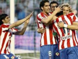 El Atlético se queda a un punto de la Champions tras ganar al Betis con dos goles de Forlán