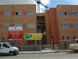 Cientos de personas se concentran ante el Tirso de Molina