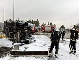 Arden 6.000 litros de combustible de un camión cisterna del Ejército en la M-608
