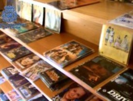 Desmantelado un centro de grabación de CD y DVD en Puente de Vallecas