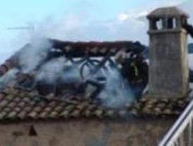Un incendio destruye la planta superior de una casa antigua en Navas del Rey