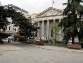 Ecologistas en Acción denuncia un 'arboricidio' en la plaza de las Cortes
