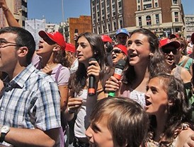 Karaoke multitudinario en la Plaza de Callao