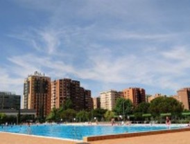Jóvenes y familias llenan las piscinas municipales en el día de su apertura